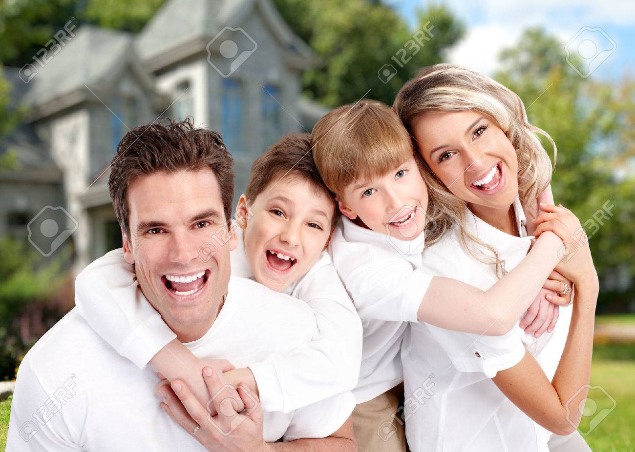 Фото счастливой семьи (типа)